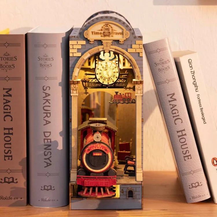 Rolife Time Travel DIY 3D Bokhylla Miniatyr med LED-ljus