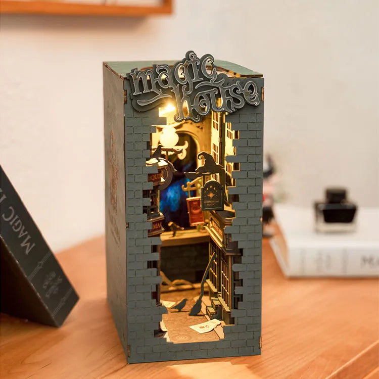 Rolife Magic House – DIY 3D Bokhylla Miniatyr Magisk Boknook med Trädelar & LED-ljus