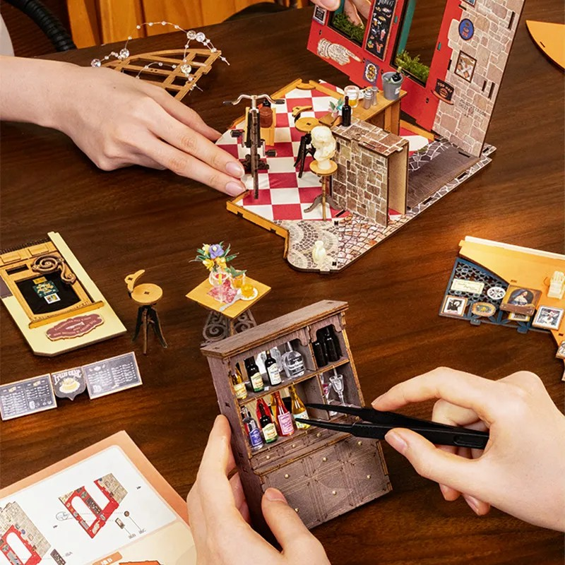Rolife Cheers Bar & Dining DIY Miniature House