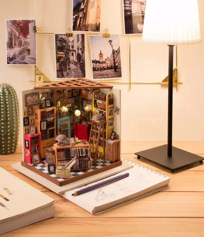 Rolife Sam’s Study Miniatyrhus DIY Bibliotek Dockskåp med Böcker