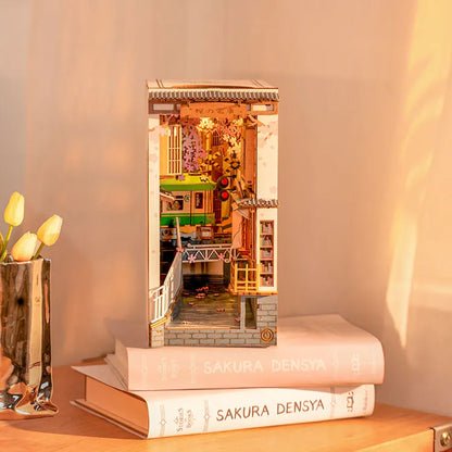 Rolife Sakura Densya DIY 3D Bokhylla Miniatyr Japansk Boknook med LED-ljus